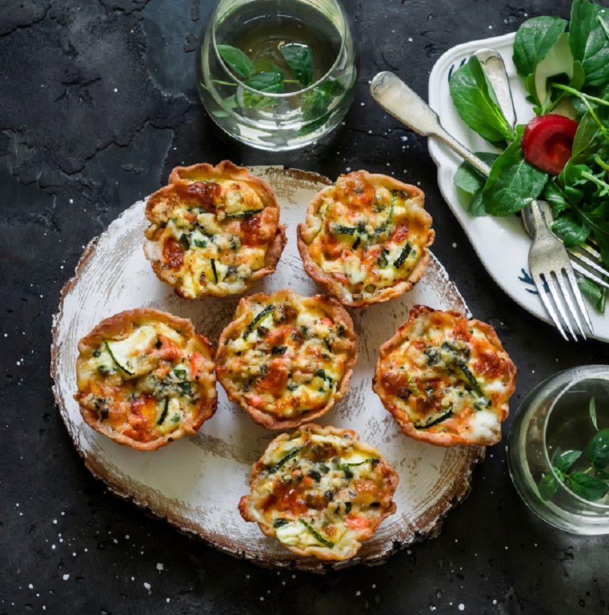 Mini-Quiche mit Spinat und grünem Salat - Eisberg Country